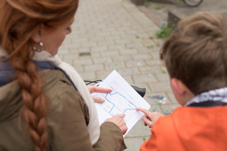 Moeder en zoon oefenen verkeersexamen