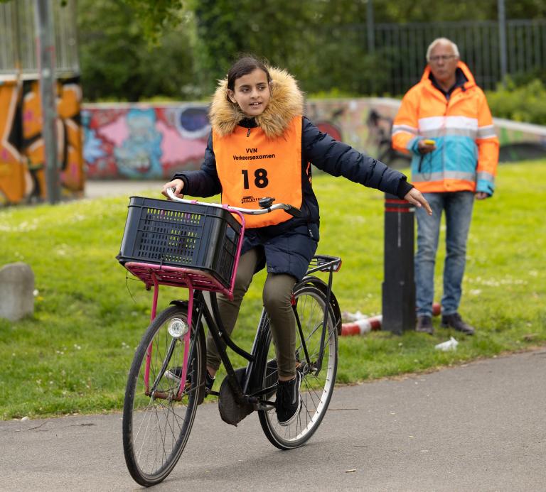 VVN vrijwilliger bij verkeersexamen
