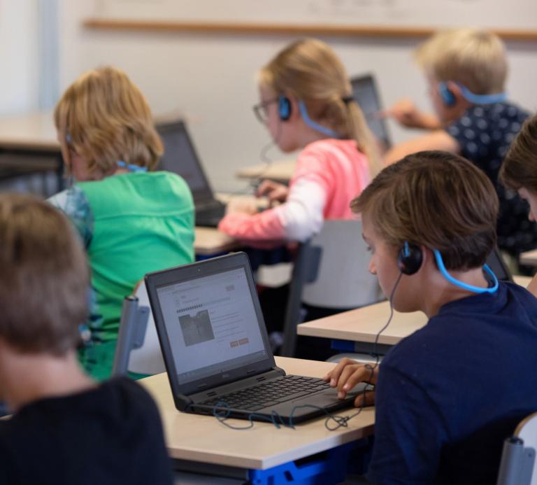 Kinderen maken het digitaal verkeersexamen in de klas