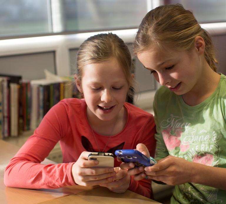 Kinderen spelen de examenapp in de klas