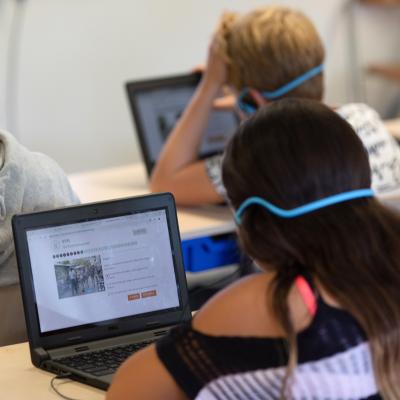 kinderen in de klas met het digitale examen